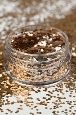 Grandes paillettes dorées visage, corps et ongles