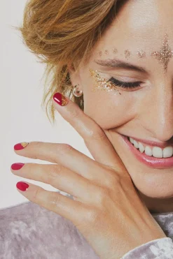 Grandes paillettes dorées visage, corps et ongles