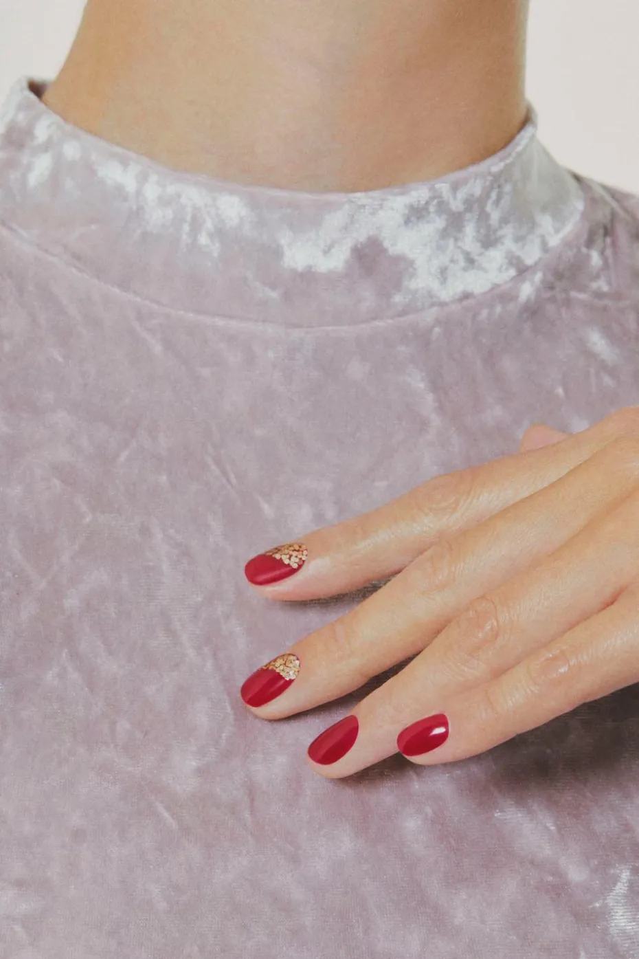 Grandes paillettes dorées visage, corps et ongles