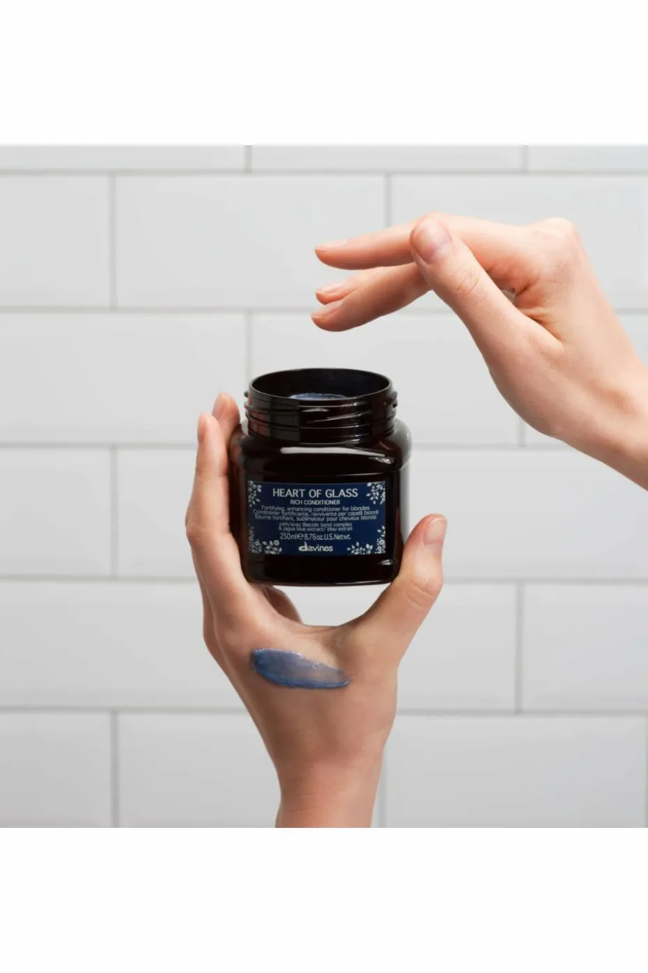 Masque bleu pour cheveux blonds heart of glass