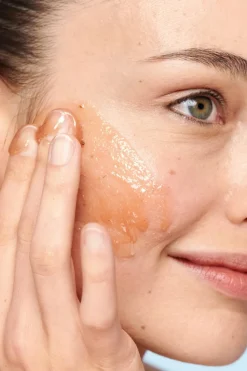 Nettoyant visage à la fraise et au sucre