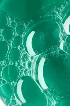 Shampoing traitant et rééquilibrant antipelliculaire au Galanga